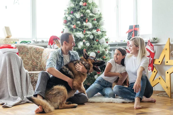 Família Sorridente Filha Com Cão Sentado Perto Árvore Natal Com — Fotografia de Stock
