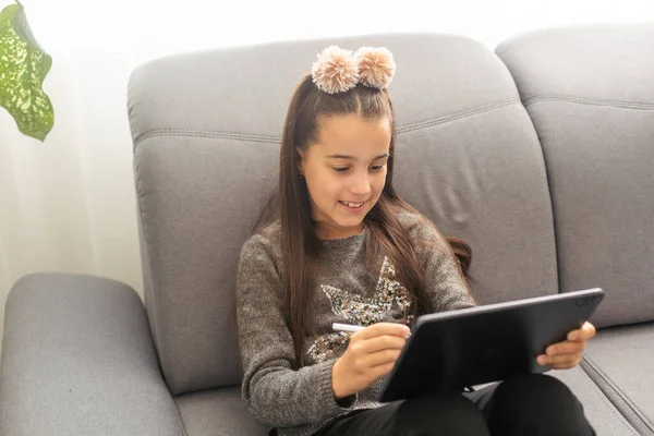 Mutlu Gülümseyen Arap Hintli Kız Öğrenci Dijital Tablet Cihazıyla Sanal — Stok fotoğraf