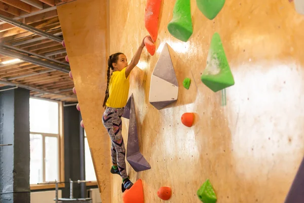 Kapalı Spor Salonu Duvar Tırmanma Junior Dağcı Kız Forması Asılı — Stok fotoğraf