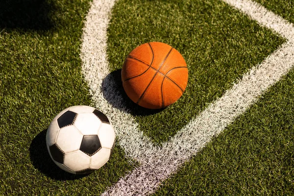 Набір Спортивного Обладнання Футбольних Баскетбольних Ячів Зеленій Траві — стокове фото