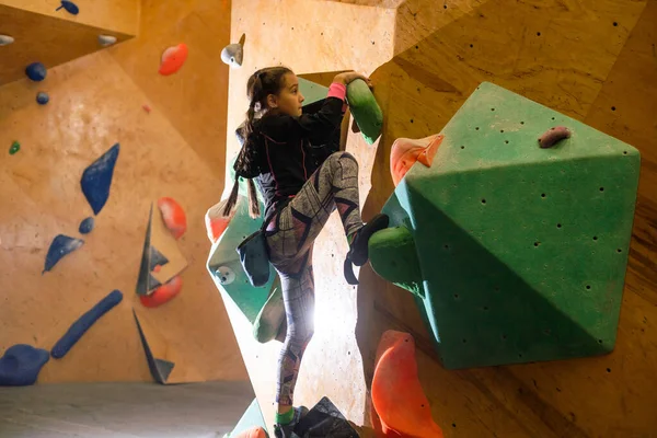 Bouldern Kleines Mädchen Klettert Die Wand Hoch — Stockfoto