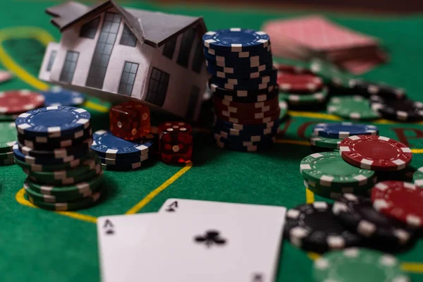 Poker Fişleri Para Masasındaki Oyuncak Evi — Stok fotoğraf