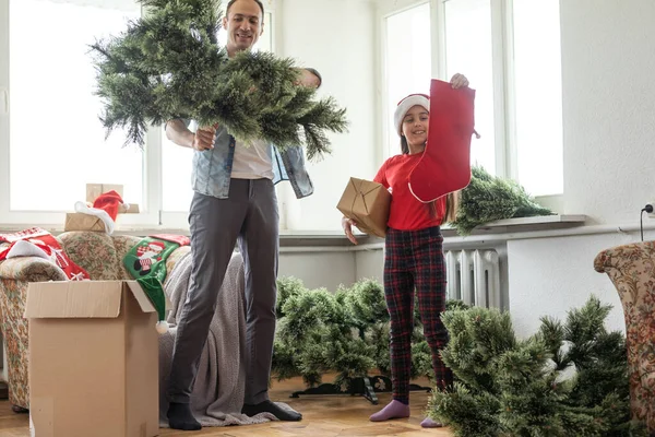 Πατέρας Και Κόρη Εγκαταστήσει Ένα Τεχνητό Χριστουγεννιάτικο Δέντρο — Φωτογραφία Αρχείου