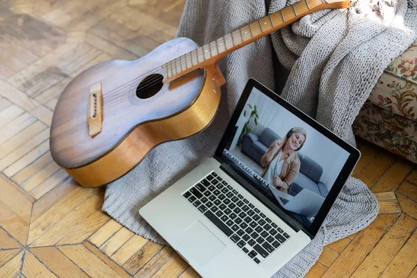 Young Woman Practicing Learning How Play Guitar Laptop Computer Monitor — ストック写真