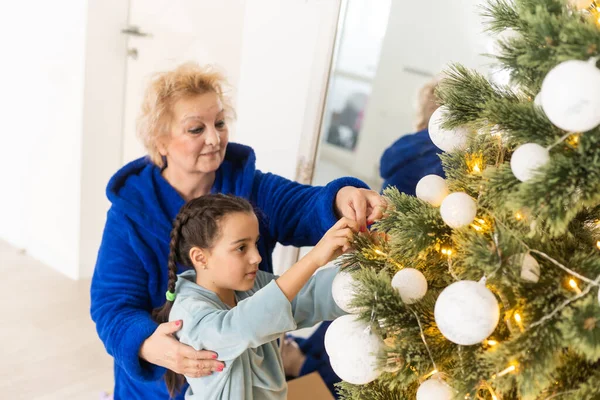 Mutlu Büyükannesinin Portresi Küçük Torunu Noel Için Hazırlanıyor — Stok fotoğraf