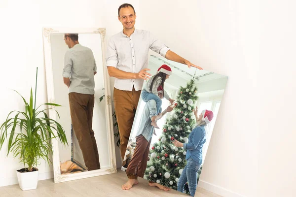 ある男性が写真のキャンバスにクリスマス写真を掲載し — ストック写真