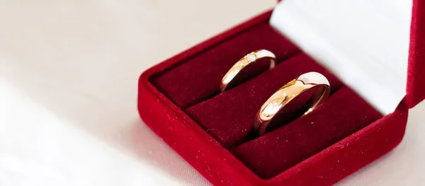 Két Arany Jegygyűrű Egy Piros Négyzet — Stock Fotó