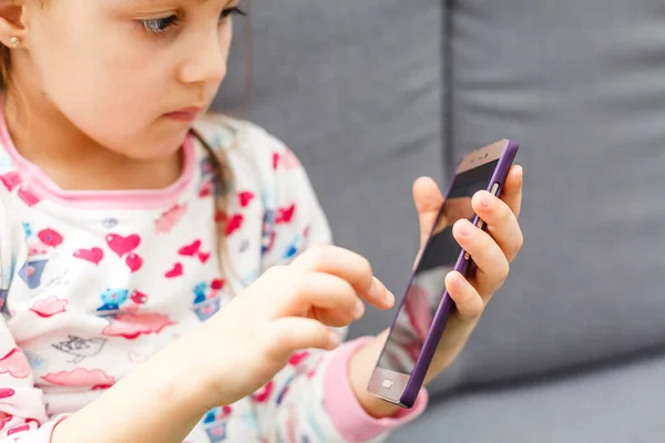 Bella Bambina Giocare Guardare Video Smartphone Cellulare Ragazza Che Guarda — Foto Stock