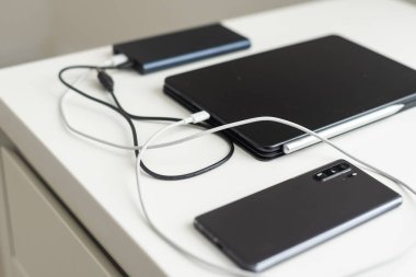 Bir şarj işleminde taşınabilir güç bankaları.