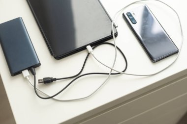 Bir şarj işleminde taşınabilir güç bankaları.