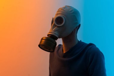 Gaz maskeli adam renk arkaplanı.