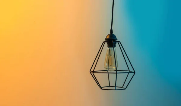 Lamp Schaduw Van Metalen Draden Opknoping Gekleurde Achtergrond — Stockfoto