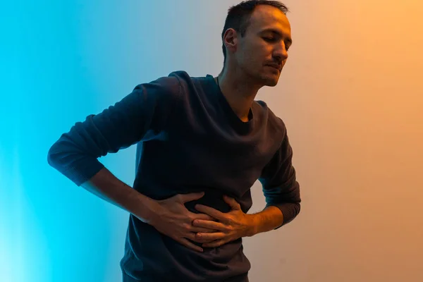 胃の痛みの色の背景を持つ男 — ストック写真