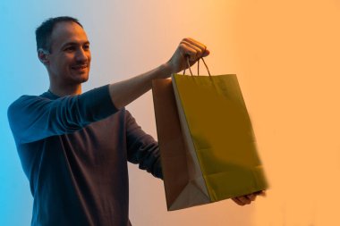 Mavi arka planda teslimatçı..