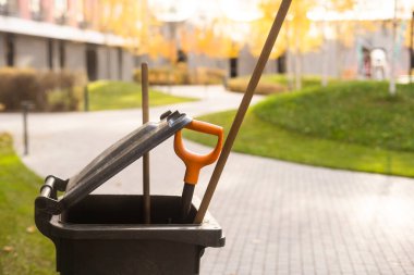 Çöp kutusu plastik siyaha dönebilir