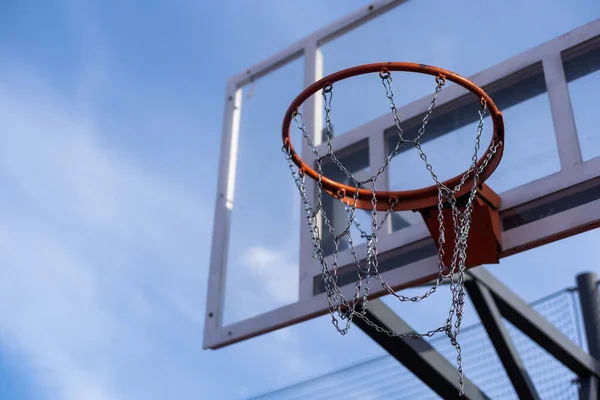 Basketbol Çember Üzerinde Mavi Bir Gökyüzü — Stok fotoğraf