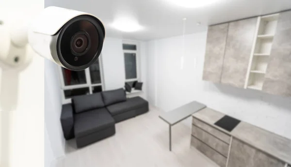 Nahaufnahme Einer Modernen Überwachungskamera Einer Weißen Wand Einer Gemütlichen Wohnung — Stockfoto