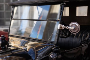 Eski araba sergide kalıyor..