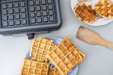 Waffle makinesinde ev yapımı mini waffle..