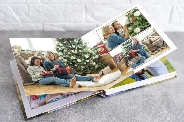 Natale Giovane Famiglia Retrò Album Fotografico — Foto Stock