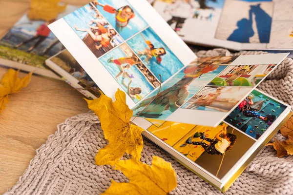 Fotobook Żółtymi Liśćmi Album — Zdjęcie stockowe