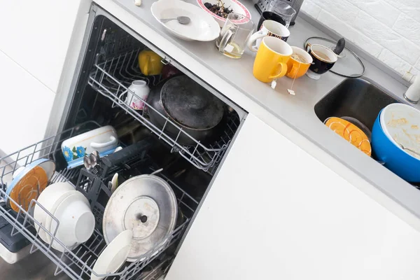 Стопка Грязной Посуды Двери Посудомоечной Машины — стоковое фото
