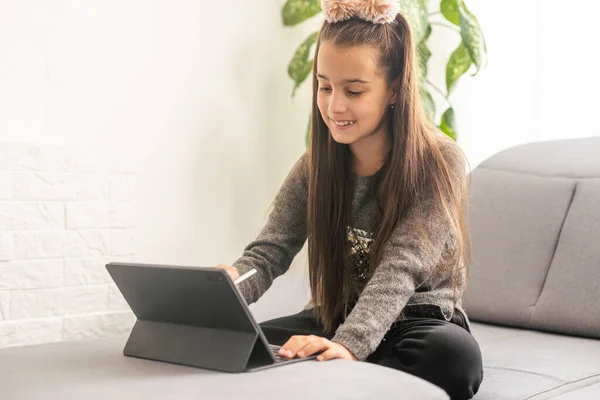 Teknoloji Internet Kavramı Evdeki Tablet Bilgisayarla Kanepede Gülümseyen Genç Kız — Stok fotoğraf