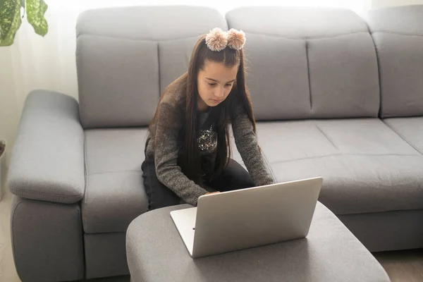 Teen Dívka Škola Žák Studující Online Domova Dělat Poznámky Teenage — Stock fotografie
