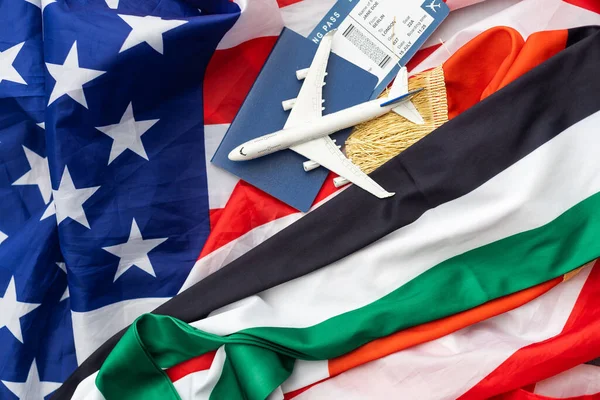 Флаги Оаэ Сша Игрушечный Самолет Паспорта — стоковое фото