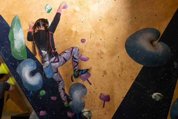 Nettes Kleines Mädchen Klettert Turnhalle Auf Künstliche Felswand — Stockfoto