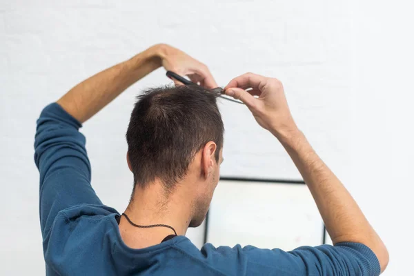 Shaggy Mann Versucht Seine Eigenen Haare Mit Hilfe Von Scheren — Stockfoto
