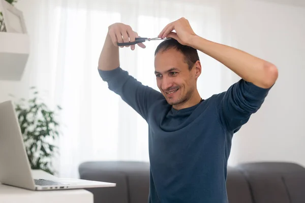 남자가 컴퓨터에서 머리를 자르고 온라인 손질을 — 스톡 사진