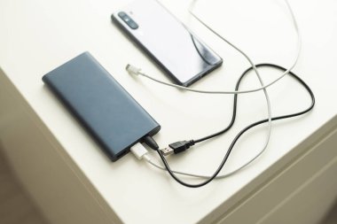 Mobil cihazları şarj etmek için güç bankası. Akıllı telefon şarj aleti. Mobil aygıtlar için dış pil