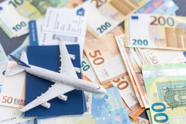 Ticari uçak oyuncağı ve bir yığın Euro banknot. Uçuşlar konsepte mal olur.