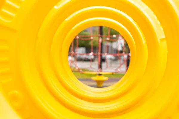 屋外黄色の大きな丸い穴 — ストック写真