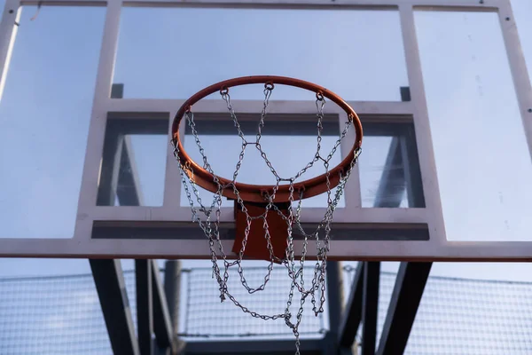 Mavi Gökyüzü Arka Planında Sepeti Olan Yeni Basketbol Tahtası — Stok fotoğraf