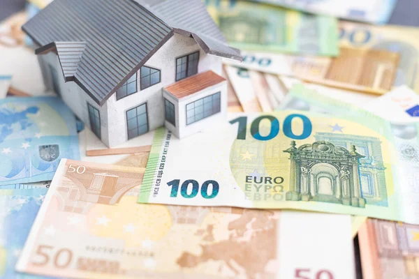 Модель Игрушечного Домика Размещенного Банкнотах Евро Концепция Стоимости Недвижимости Цены Стоковая Картинка