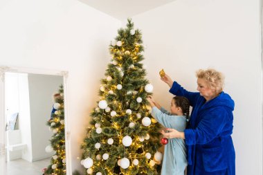 Mutlu büyükannesinin portresi ve küçük torunu Noel için hazırlanıyor..