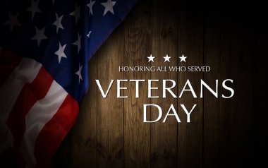 Siyah desenli arka planda hizmet verenleri onurlandıran Metin Gaziler Günü ile Amerikan bayrağına yakın çekim. Yüksek kalite fotoğraf