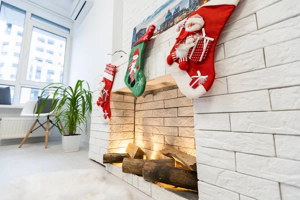 Meias Natal Para Presentes Papai Noel Pendurar Sobre Lareira Casa — Fotografia de Stock