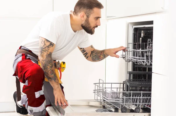 Ремонт Розбитої Посудомийної Машини — стокове фото