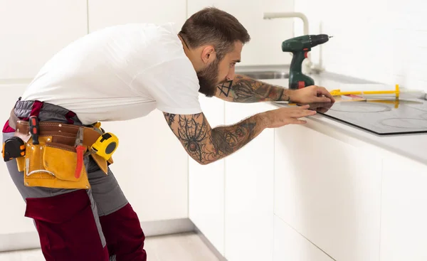 Man Electrical Repairs Kitchen Surface Apartment Installing Hob Countertop Man — Stock Photo, Image