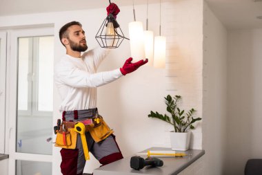 Elektrikçi tavan arasına lamba ışıklandırması ve spot çatı katı tarzı kuruyor