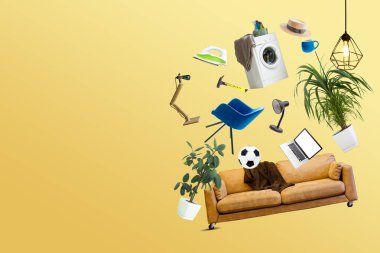 Oturma odasındaki deri koltuğun yanındaki ahşap masada ayçiçekleri posterlerle dolu. Gerçek fotoğraf. Yüksek kalite fotoğraf