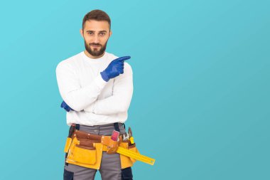 Renkli arkaplanda profesyonel yapıcı.
