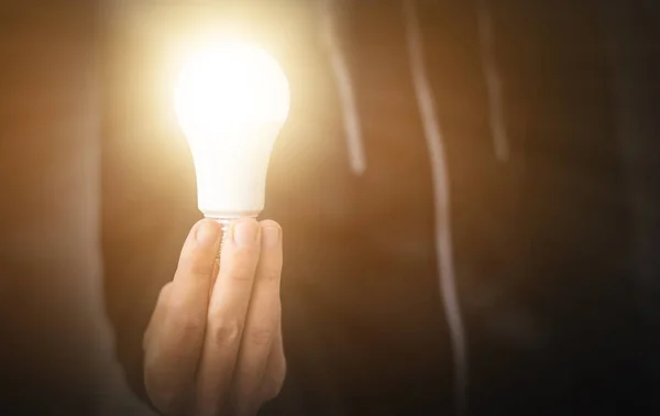 Mão Segurando Lâmpada Conceito Ideia Com Inovação Inspiração — Fotografia de Stock