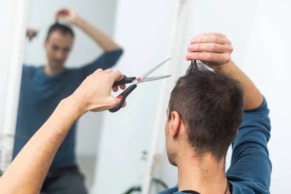 Caucasian Shaggy Man Trying Make Haircut Himself Scissors Being Quarantine — Stock Photo, Image