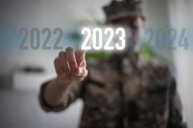 Savaş konseptini durdurun. Metin ve el sanal numarası 2023, askeri..