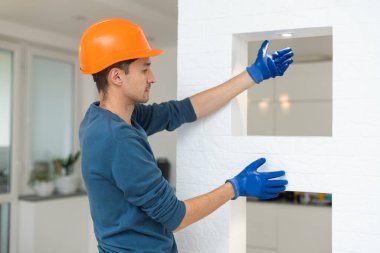 Elektrikçi lamba aydınlatma ve spot tavan arası tarzı yükler.