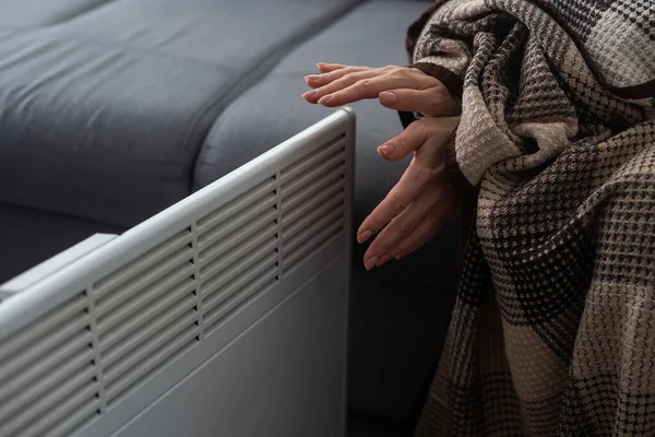 Mujer Calentando Las Manos Cerca Del Calentador Interiores Primer Plano — Foto de Stock